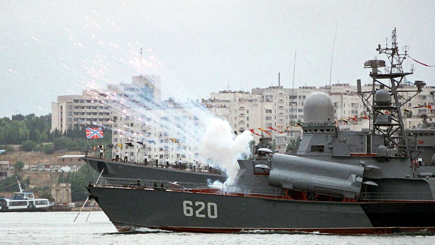 epa000239062 A battleship ship fires a salute during celebration of Russian Navy day at Sebastopol, Ukraine, Sunday 25 July 2004. Russian Navy use Ukrainian city Sebastopol as base on the Black Sea.  EPA/SERGEY SVETLITSKIY