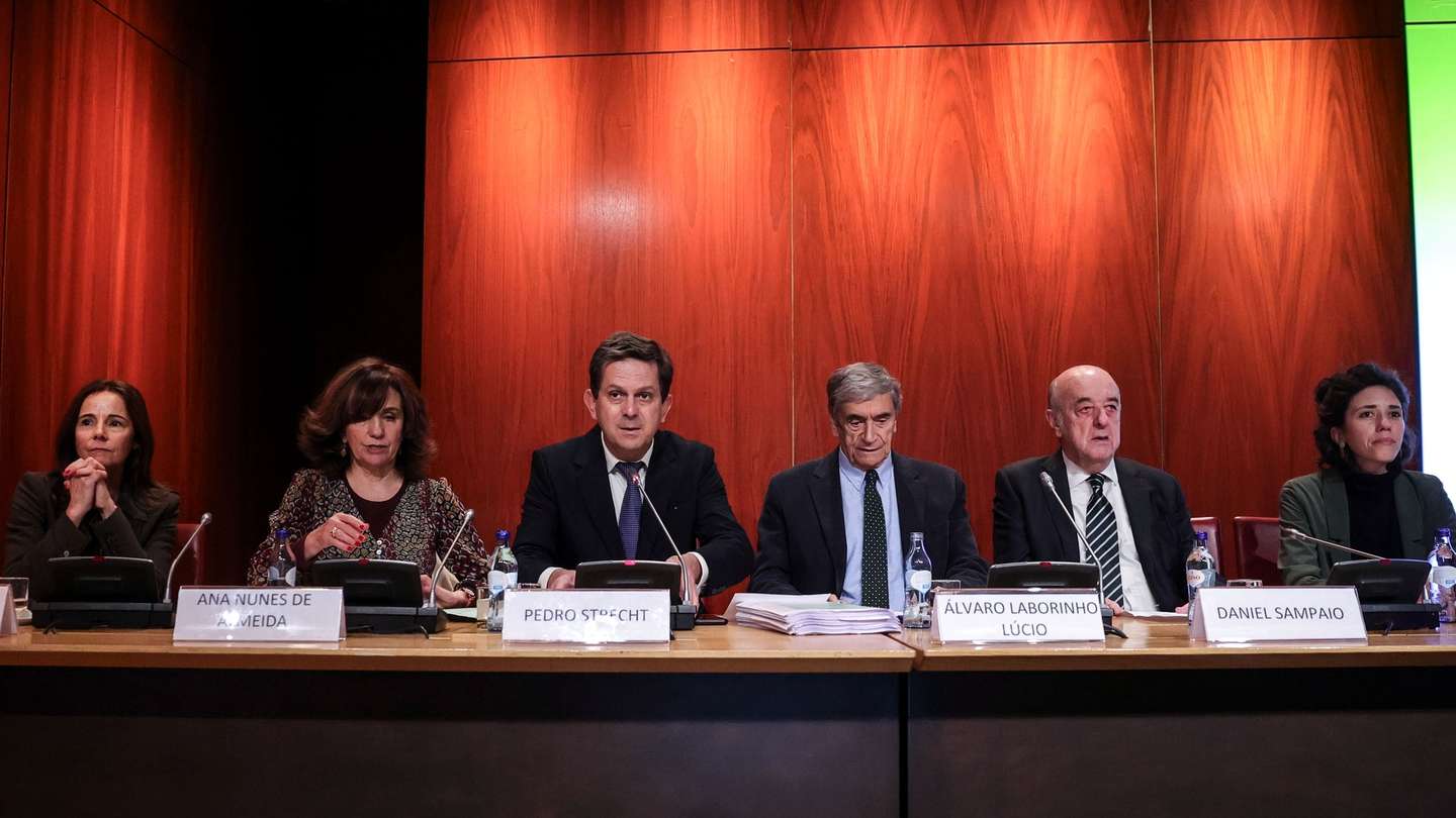 Conferência de imprensa da Comissão Independente para o Estudo dos Abusos Sexuais contra as Crianças na Igreja Católica Portuguesa, (E-D) Filipa Tavares, Ana Nunes de Almeida, Pedro Strech, Álvaro Laborinho Lúcio, Daniel Sampaio e Catarina Vasconcelos, para apresentação do relatório final, na Fundação Calouste Gulbenkian, em Lisboa, 13 de fevereiro de 2023. A Comissão Independente para o Estudo dos Abusos Sexuais de Crianças na Igreja Católica recebeu 512 testemunhos validados relativos a 4.815 vítimas desde que iniciou funções em janeiro de 2022, anunciou hoje o coordenador Pedro Strecht. MANUEL DE ALMEIDA/LUSA