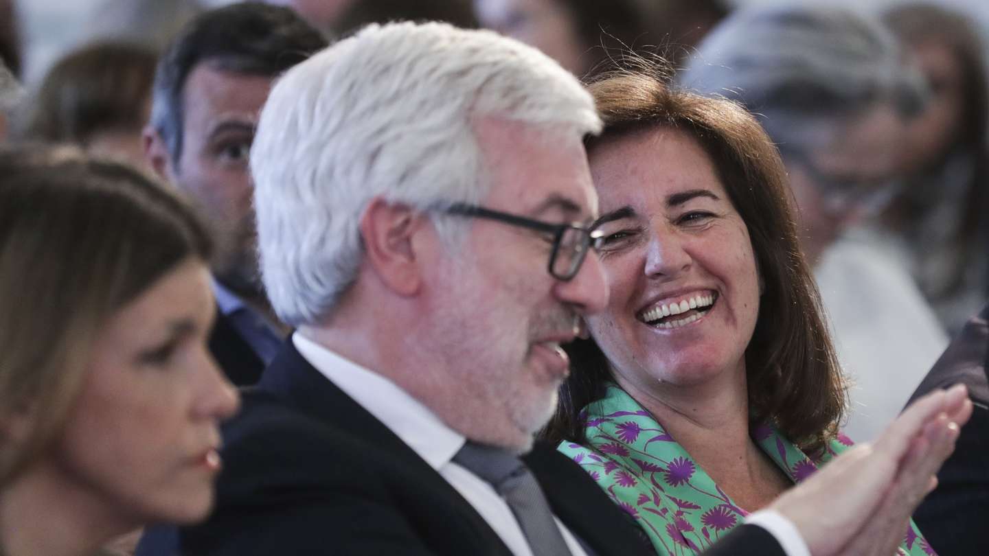 A ministra do Trabalho, Solidariedade e Segurança Social, Ana Mendes Godinho, conversa com o secretário de Estado da Digitalização e da Modernização Administrativa, Mário Campolargo, durante a apresentação do “Clic” – Programa de Transformação Digital da Segurança Social, em Lisboa, 20 de junho de 2022. TIAGO PETINGA/LUSA