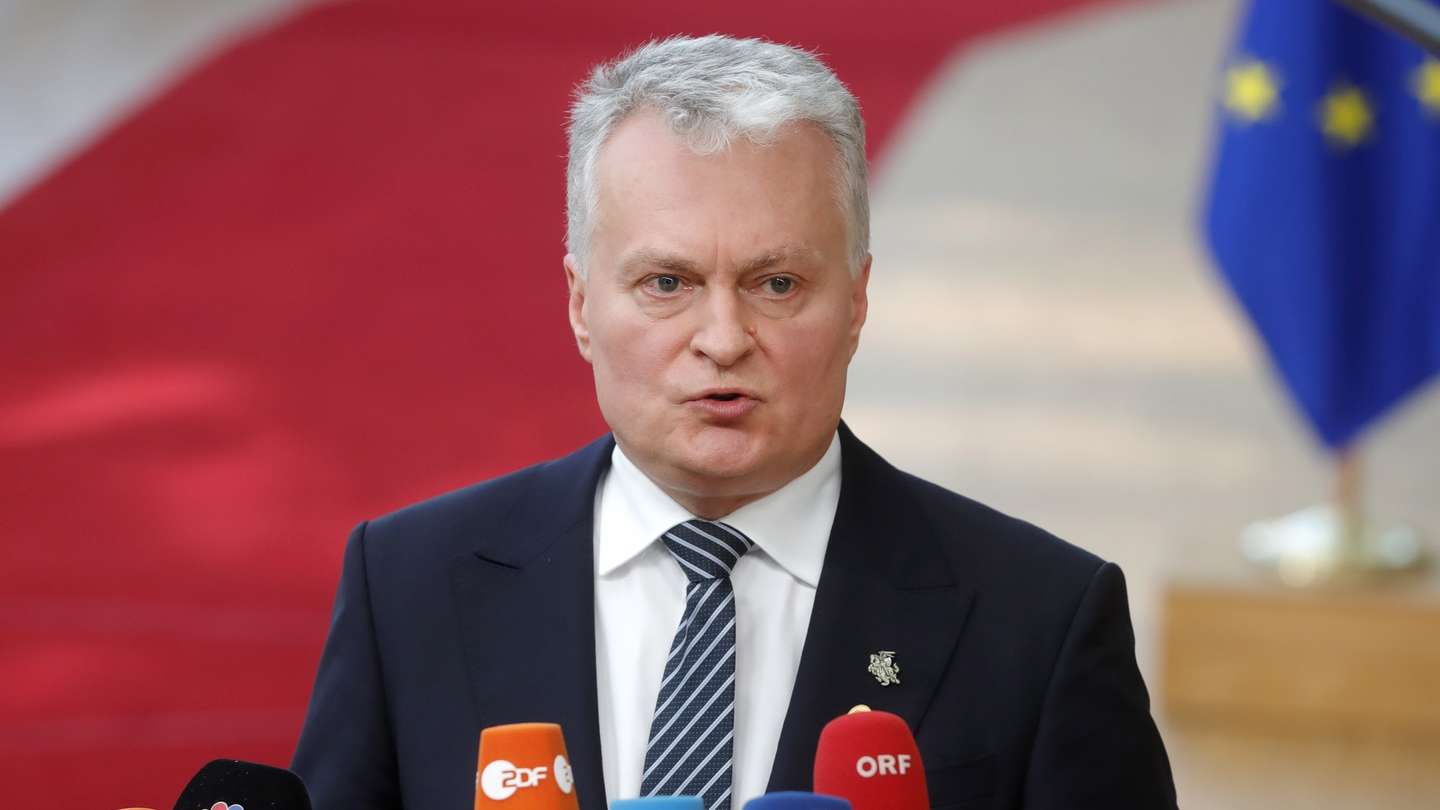 epa10029765 Lithuanian President Gitanas Nauseda arrives for an EU Summit in Brussels, Belgium, 23 June 2022. The latest developments concerning the Russian invasion of Ukraine, the membership applications from Ukraine, Moldova and Georgia,  and economic issues are topping the agenda when EU member states leaders meet for a European Council meeting on 23 and 24 June 2022.  EPA/STEPHANIE LECOCQ
