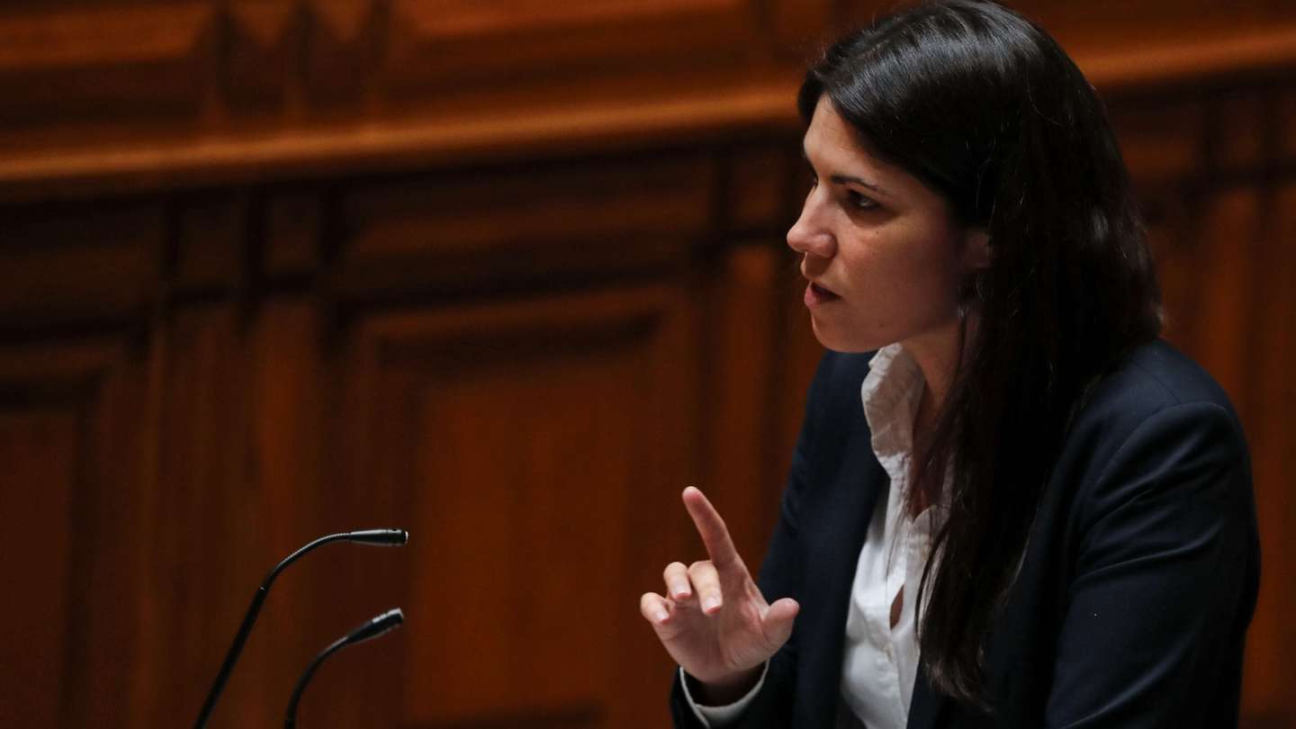 A deputada do Bloco de Esquerda (BE), Mariana Mortágua, intervém durante o debate preparatório do Conselho Europeu, na Assembleia da República, em Lisboa, 19 de outubro de 2022. MANUEL DE ALMEIDA/LUSA