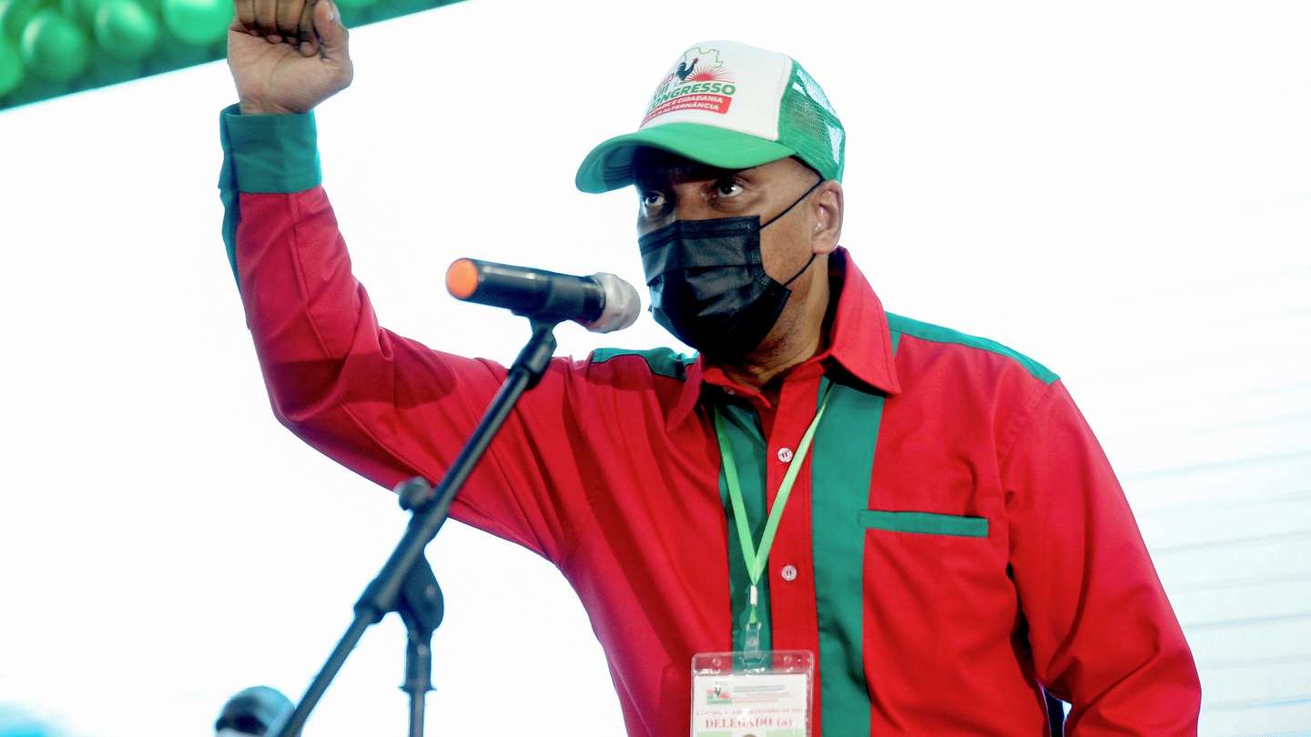 O novo presidente da UNITA - União Nacional para a Independência Total de Angola, Adalberto da Costa Júnior, após a sua eleição no XIII Congresso da UNITA, depois de ter sido afastado da liderança do partido por decisão do Tribunal Constitucional (TC), Luanda, Angola, 4 de dezembro de 2021. O TC deu razão, em outubro, a um grupo de militantes que alegaram irregularidades no congresso de novembro de 2019 que elegeu Adalberto da Costa Júnior, nomeadamente o facto de ter nacionalidade portuguesa à data da entrega da candidatura, obrigando a repetir o conclave. AMPE ROGÉRIO/LUSA