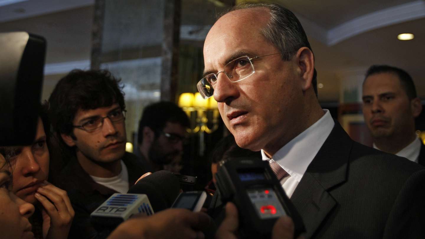 O ex-Presidente do BPP (Banco Privado Português), João Rendeiro, sai da assembleia-geral da Privado Holding, para análise do recurso do banco ao fundo lançado pelo Governo, hoje 21 de Maio de 2009 num hotel de Lisboa. TIAGO PETINGA/LUSA