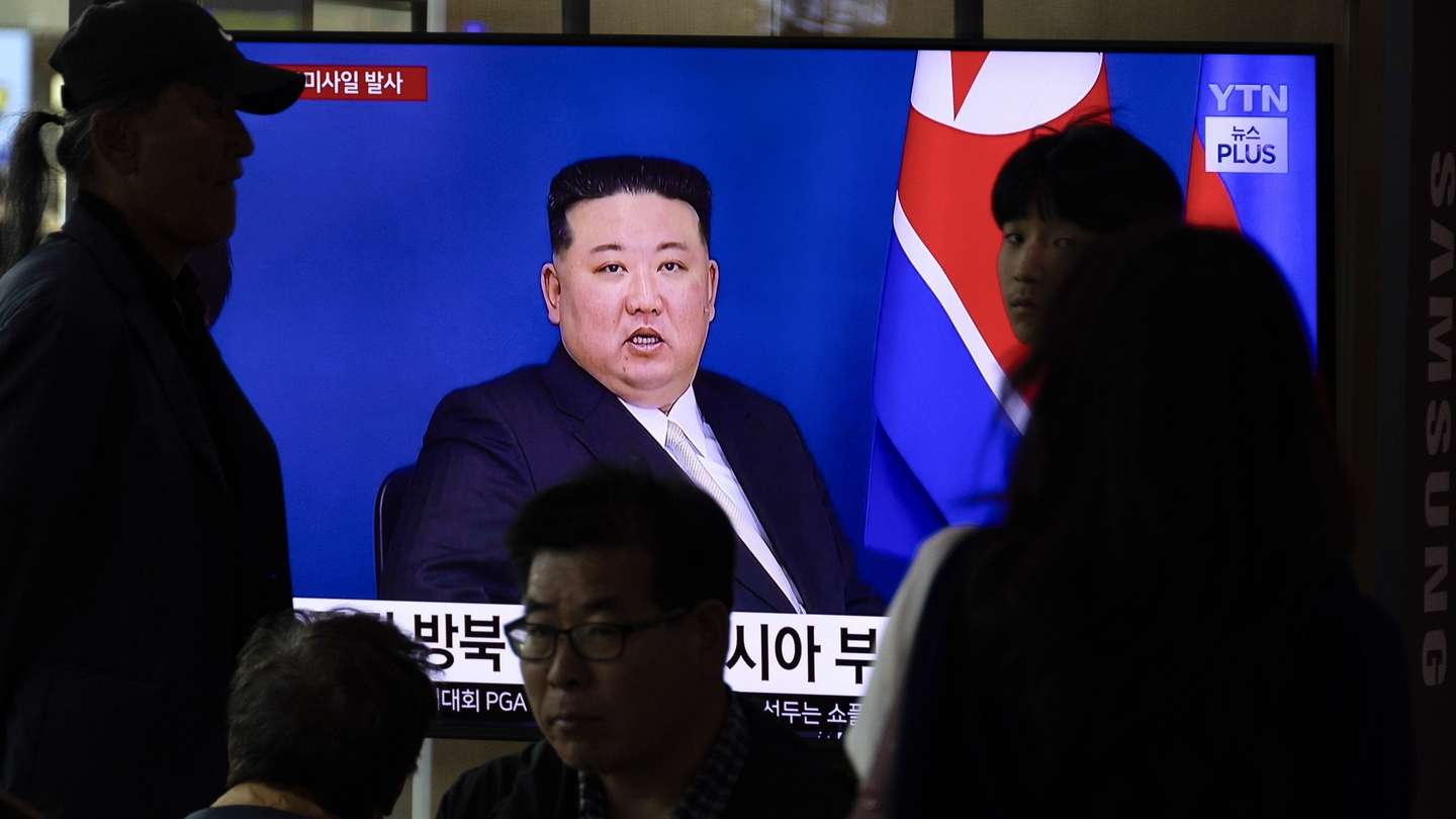 epa11347307 People watch a news broadcast showing North Korean leader Kim Jong Un at a station in Seoul, South Korea, 17 May 2024. According to South Korea's Joint Chiefs of Staff (JCS), North Korea launched several short-range ballistic missiles into the East Sea (Sea of Japan) on 17 May.  EPA/JEON HEON-KYUN