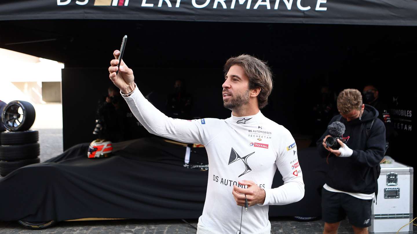 O piloto de automóveis António Félix da Costa, à partida para um desfile na Lisboa Road Show, iniciativa promovida pela DS Automobiles e que celebra a conquista do Campeonato FIA de Fórmula E com o DS E-Tense FE 20, monolugar 100% elétrico, em Lisboa, 17 de outubro de 2020. ANTÓNIO PEDRO SANTOS/LUSA