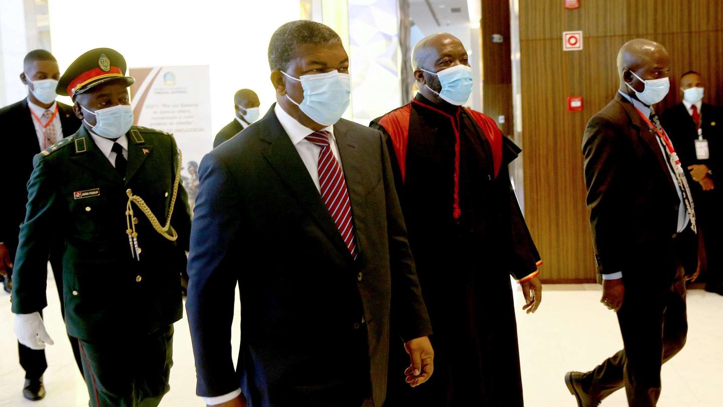 O Presidente da República de Angola, João Lourenço (3-E), acompanhado pelo presidente do Tribunal Supremo da República de Angola, Joel Leonardo (3-D), durante a cerimónia solene de abertura do ano judicial em Angola, em Luanda, Angola, 30 de março de 2021. AMPE ROGÉRIO/LUSA
