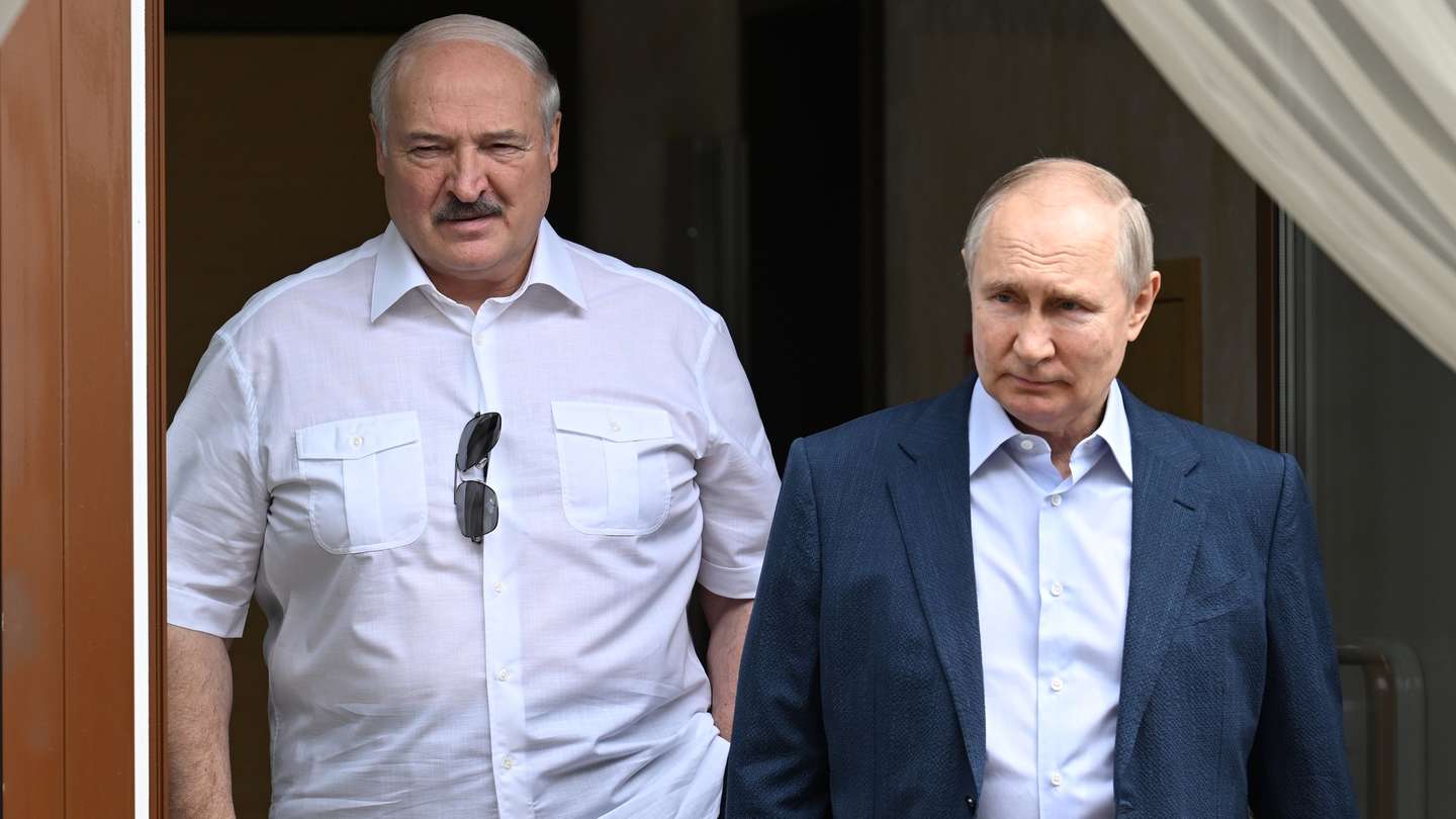 epa10681320 Russian President Vladimir Putin (R) and Belarusian President Alexander Lukashenko during their meeting at the Bocharov Ruchei residence in the resort city of Sochi, Russia 09 June 2023. Putin announced the transfer of Russian tactical nuclear weapons to Belarus to begin after July 07-08, when the construction of facilities for them is completed.  EPA/GAVRIIL GRIGOROV/SPUTNIK/KREMLIN POOL MANDATORY CREDIT