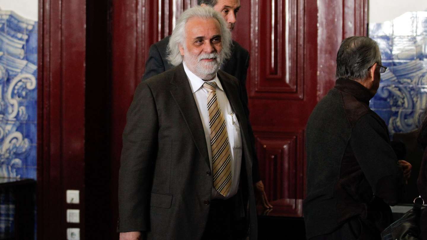 O arguido no Processo Casa Pia, Ferreira Diniz, à chegada para o julgamento dos recursos interpostos pelas várias partes do processo Casa Pia, no Tribunal da Relação de Lisboa, 09 fevereiro 2012. O julgamento do processo Casa Pia, relativo a abusos sexuais de menores da instituição, terminou com a condenação de Carlos Cruz e João Ferreira Diniz a sete anos de prisão, o embaixador Jorge Ritto, condenado a seis anos e oito meses, Hugo Marçal, a seis anos e dois meses, Carlos Silvino, a 18 anos de prisão e Manuel Abrantes, ex-provedor adjunto da Casa Pia, a cinco anos e nove meses. Segundo o acórdão deste processo, proferido a 03 de setembro de 2010, Gertrudes Nunes, dona da casa de Elvas, foi absolvida do crime de lenocínio. JOSE SENA GOULAO / LUSA