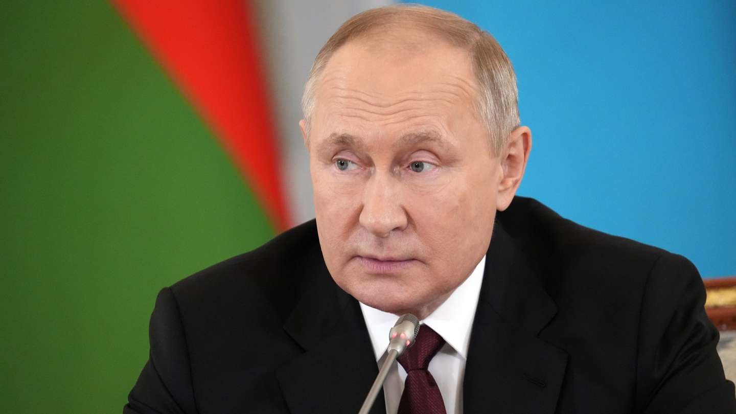 epa10229034 Russian President Vladimir Putin attends an informal annual summit of the Commonwealth of Independent States (CIS) heads of state at the Konstantin Palace presidential residence in Strelna, outside St. Petersburg, Russia, 07 October 2022.  EPA/ALEXEI DANICHEV / SPUTNIK / KREMLIN POOL