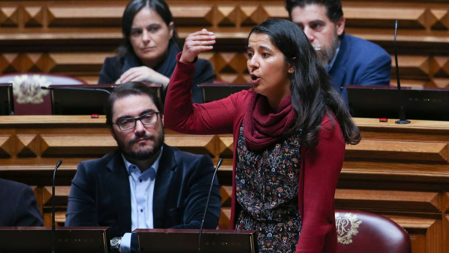 O deputado do Partido Comunista Português (PCP), Paula Santos, interpela o ministro da Saúde, Adalberto Campos Fernandes (não aparece), durante a sessão plenária na Assembleia da República, em Lisboa, 23 de fevereiro de 2018. ANTÓNIO COTRIM/LUSA