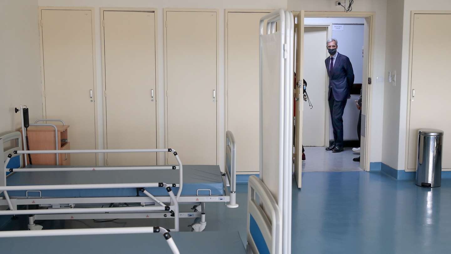 O ministro da Defesa Nacional, João Gomes Cravinho, durante a visita ao Centro de Apoio Militar – Covid19, instalado no antigo Hospital Militar de Belém, para se inteirar da situação e da atividade desta infraestrutura de apoio ao tratamento de doentes Covid-19, Lisboa, 21 de dezembro de 2020. MANUEL DE ALMEIDA/LUSA