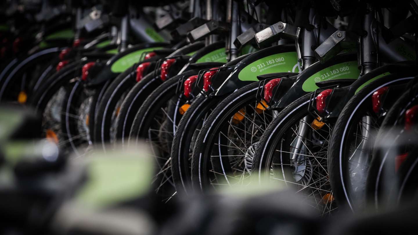 Bicicletas paradas nas instalações da rede de bicicletas partilhadas Gira que é gerida pela EMEL, em Lisboa, 16 de julho de 2020. (ACOMPANHA TEXTO DA LUSA DO DIA 18 DE JULHO DE 2020). MÁRIO CRUZ/LUSA