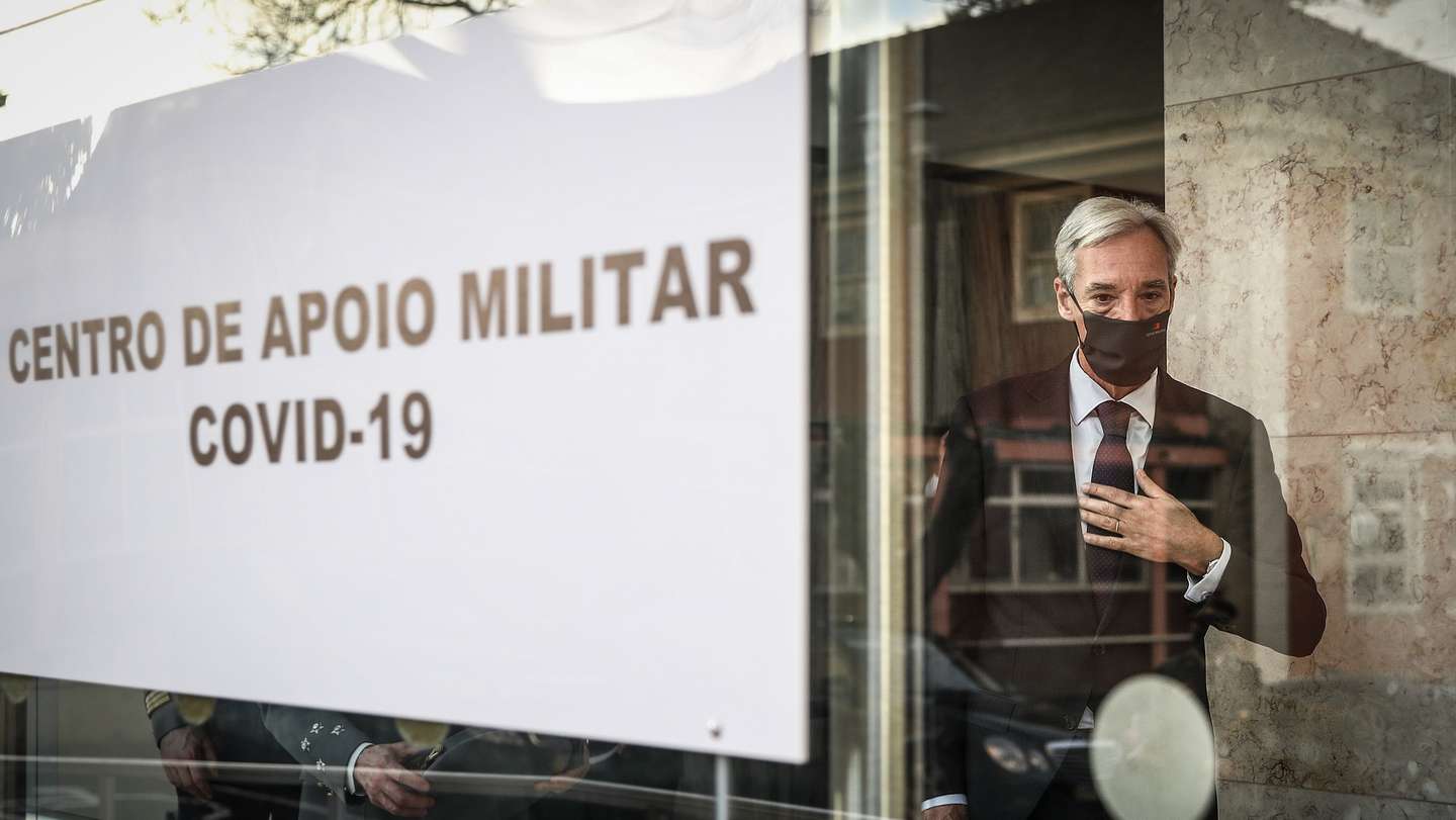 O ministro da Defesa Nacional, João Gomes Cravinho, durante a visita ao Centro de Apoio Militar – Covid19, instalado no antigo Hospital Militar de Belém, para se inteirar da situação e da atividade desta infraestrutura de apoio ao tratamento de doentes Covid-19, Lisboa, 21 de dezembro de 2020. MANUEL DE ALMEIDA/LUSA