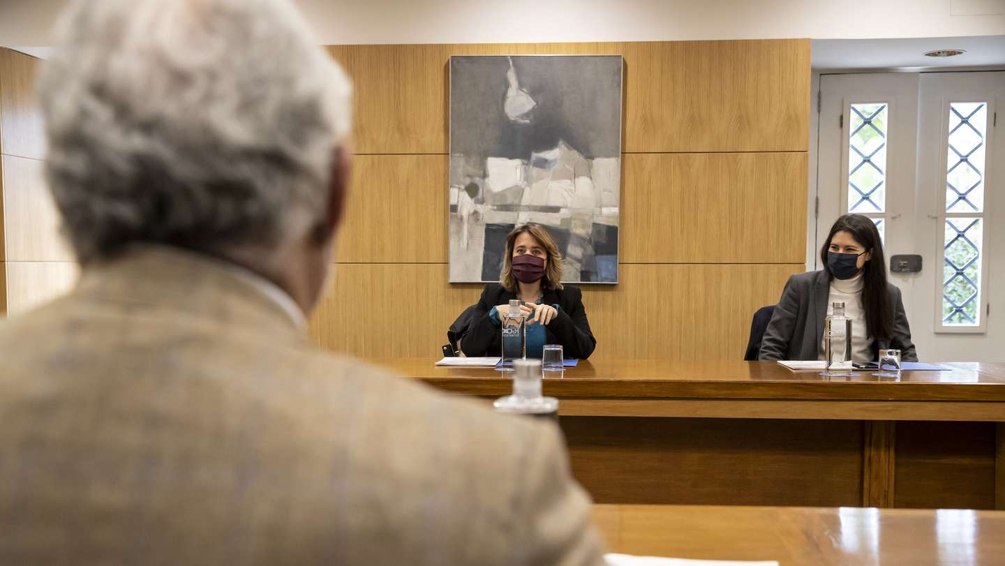 O primeiro-ministro, António Costa (E), durante uma audiência com uma delegação do Bloco de Esquerda composta pela coordenadora Catarina Martins (C), pela deputada Mariana Mortágua (D) e pelo líder parlamentar, Pedro Filipe Soares (ausente da foto), para debater a necessidade de medidas mais restritivas para travar o aumento de contágios do novo coronavírus (covid-19) em Portugal, no Palácio de São Bento, em Lisboa, 09 de janeiro de 2021. JOSÉ SENA GOULÃO/LUSA