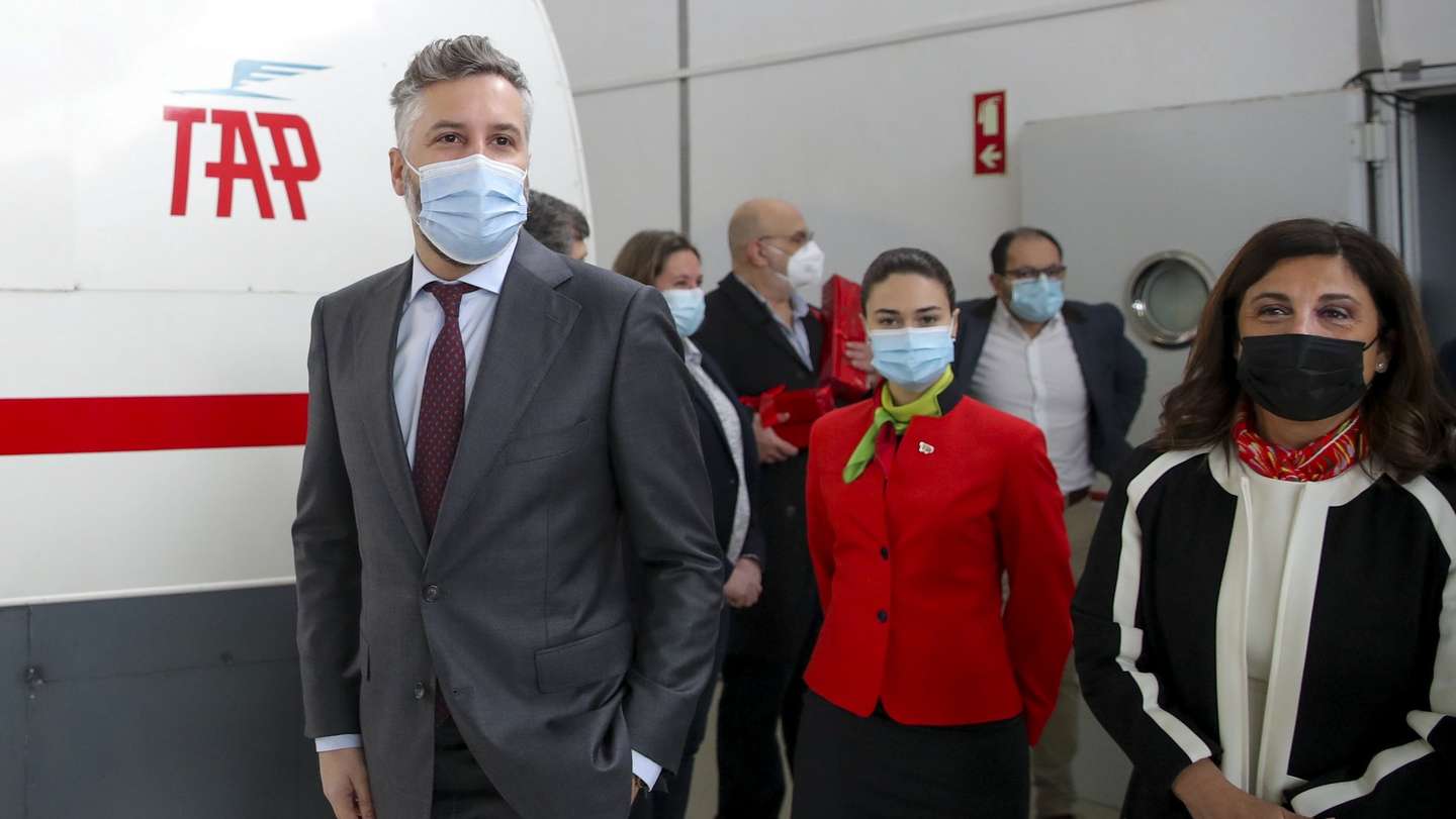 O ministro das Infraestruturas e da Habitação, Pedro Nuno Santos (E), ladeado pela CEO da TAP, Christine Ourmières-Widener (D), durante a cerimónia de inauguração da exposição comemorativa do 77.º aniversário da TAP , em Sintra, 14 de março de 2022. ANTÓNIO COTRIM/LUSA