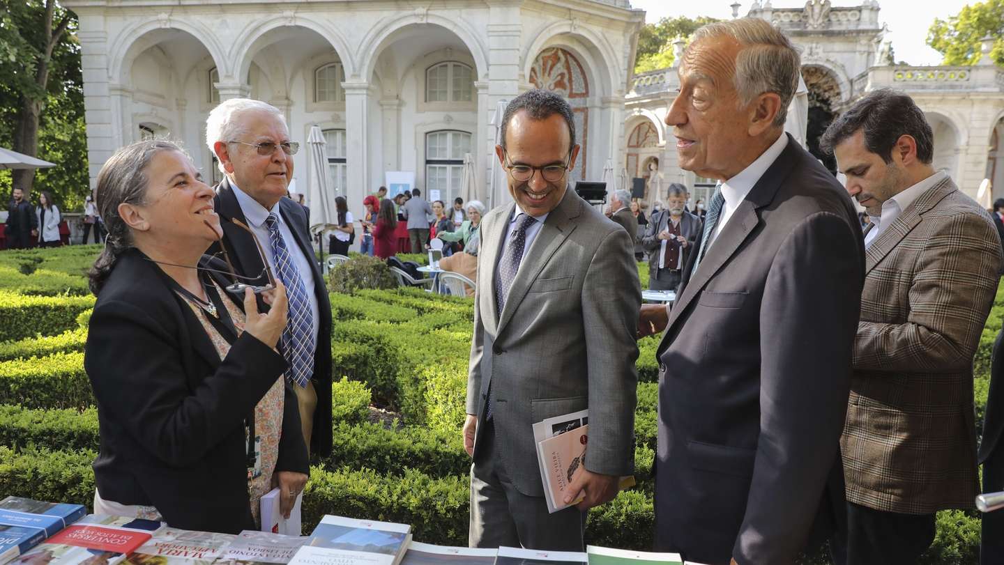 O Presidente da República, Marcelo Rebelo de Sousa (2-D), acompanhado pelo ministro da Cultura, Pedro Adão e Silva (C), durante a abertura da Festa do Livro de Belém a decorrer de 2 a 5 de junho nos jardins do Palácio de Belém, em Lisboa, 02 de junho de 2022. Uma iniciativa da Presidência da República e da Associação Portuguesa de Editores e Livreiros, com a parceria das Bibliotecas Municipais de Lisboa, que acolhe concertos, cinema, debates, sessões de autógrafos e apresentações de livros, bem como um espaço para os mais pequenos, dinamizado pela Rede de Bibliotecas de Lisboa, com sessões do conto, jogos didáticos, yoga e música para bebés. MIGUEL A. LOPES/LUSA