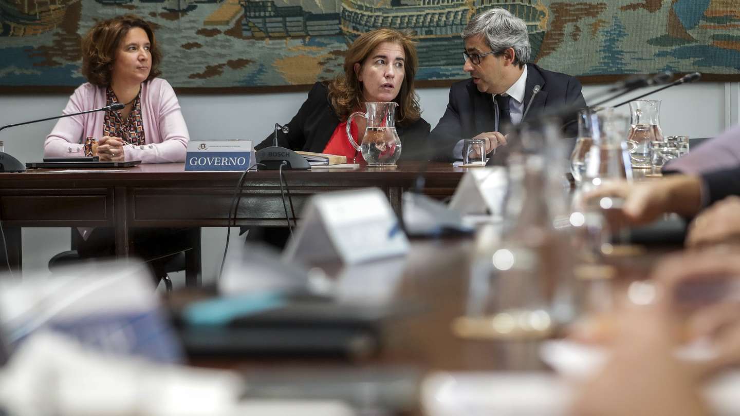 A ministra do Trabalho, Solidariedade e Segurança Social, Ana Mendes Godinho (C), conversa com o secretário de Estado do Trabalho, Miguel Fontes (D), e com a secretária de Estado do Turismo, Comércio e Serviços, Rita Marques (E), à chegada para a reunião da Comissão Permanente da Concertação Social, realizada no Conselho Económico e Social (CES), em Lisboa, 02 de novembro de 2022. TIAGO PETINGA/LUSA