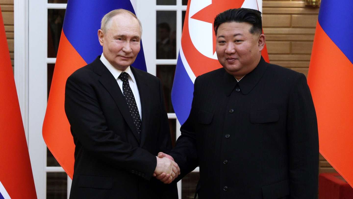 epaselect epa11421552 Russian President Vladimir Putin (L) shakes hands with North Korean leader Kim Jong Un (R) during their meeting in Pyongyang, North Korea, 19 June 2024. The Russian president is on a state visit to North Korea from 18-19 June at the invitation of the North Korean leader. He last visited North Korea in 2000, shortly after his first inauguration as president.  EPA/GAVRIIL GRIGOROV / SPUTNIK / KREMLIN POOL MANDATORY CREDIT