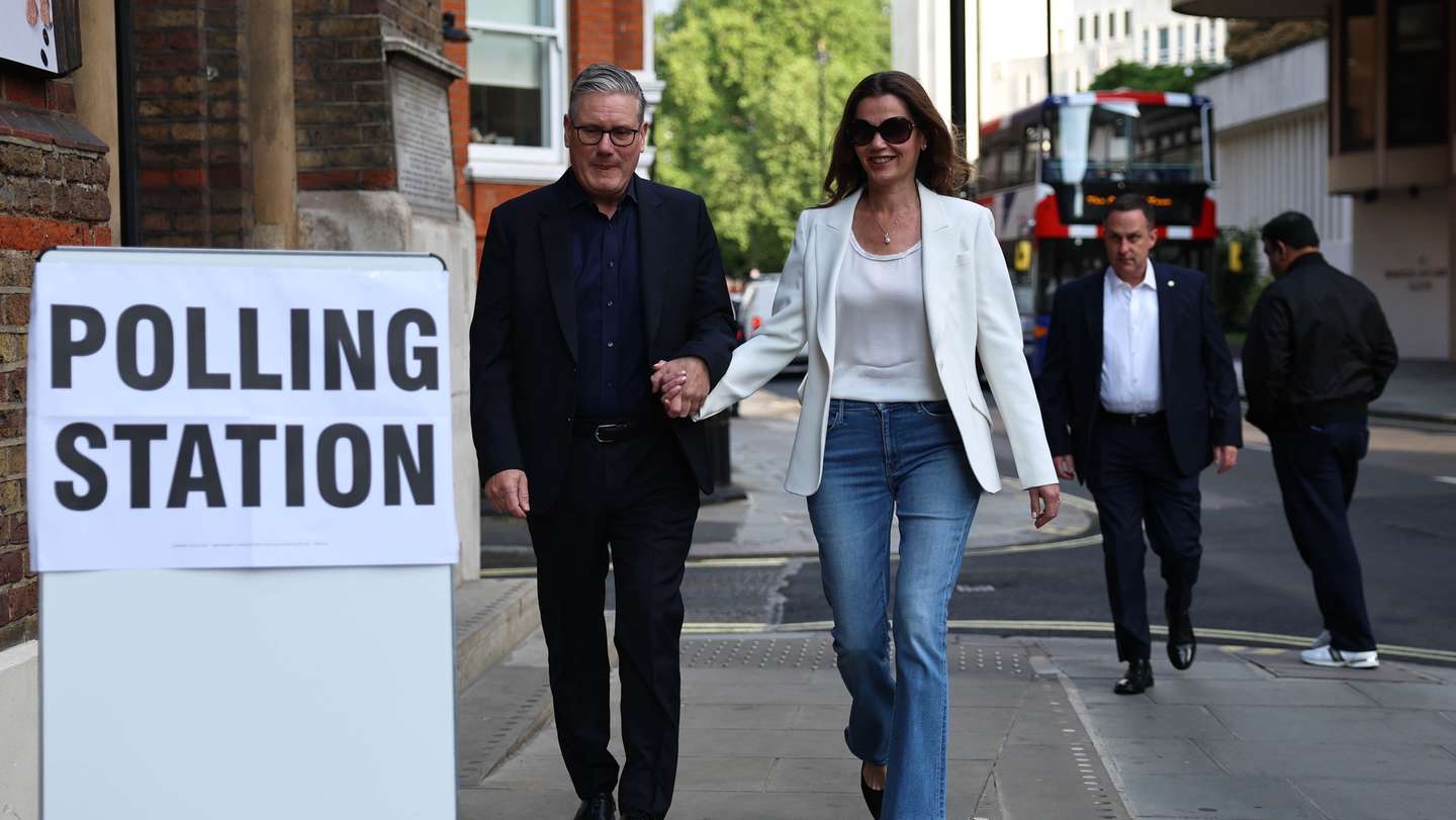 epa12937934 Britain's Prime Minister Keir Starmer (L) and his wife Victoria (R) arrive at a polling station in London, Britain, 07 May 2026. Local elections take place across the United Kingdom on 07 May 2026.  EPA/NEIL HALL