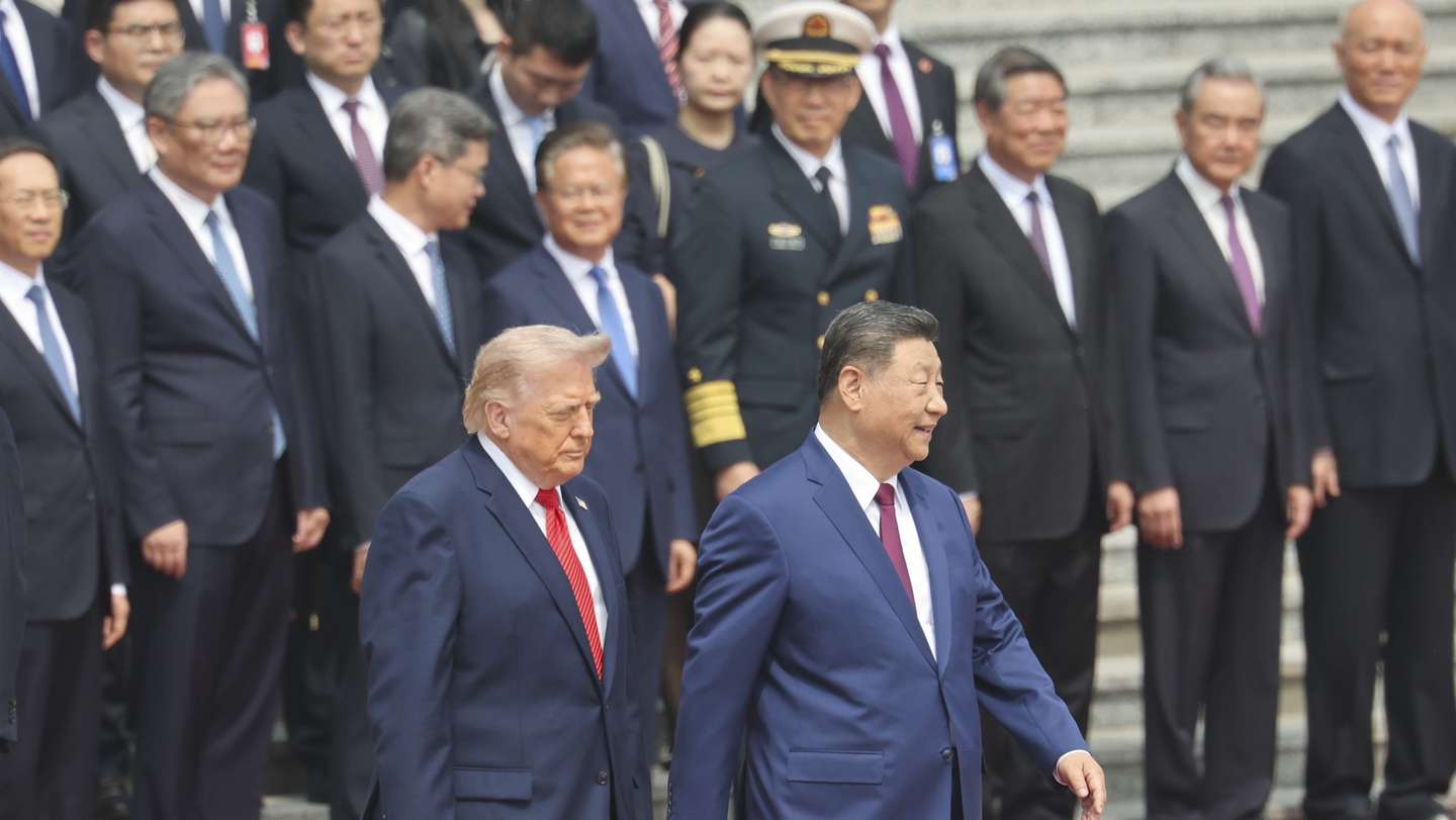 epa12955637 Chinese President Xi Jinping walks with U.S. President Donald Trump as they pass the Chinese delegation during a welcome ceremony at the Great Hall of the People in Beijing, China, 14 May 2026.  EPA/Maxim Shemetov / POOL