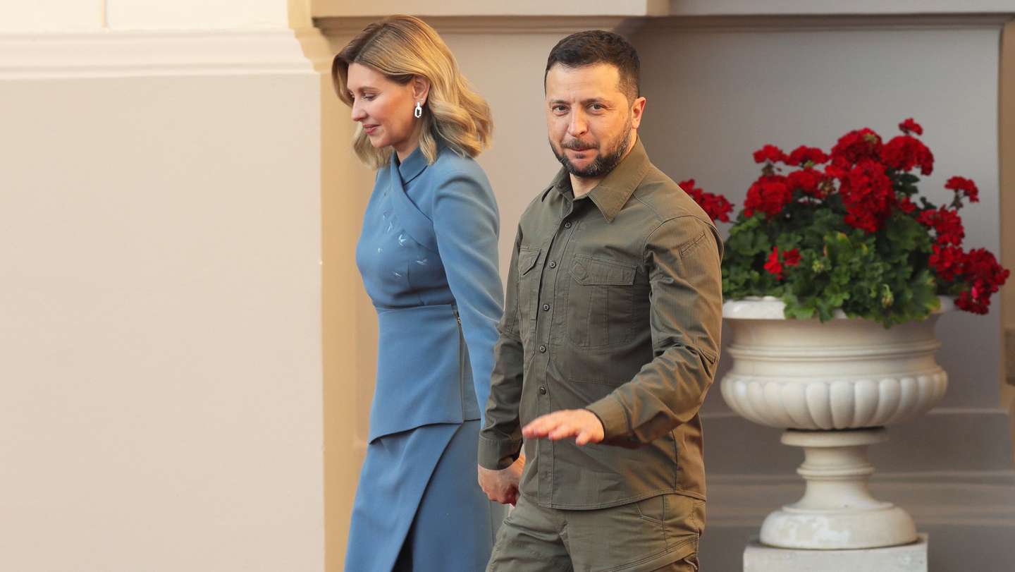 epa10740279 Ukrainian President Volodymyr Zelensky with his wife Olena Zelenska arrive for the dinner hosted by the Lithuanian president at the NATO ​summit in Vilnius, Lithuania, 11 July 2023. The North Atlantic Treaty Organization (NATO) Summit takes place in Vilnius on 11 and 12 July 2023 with the alliance's leaders expected to adopt new defence plans.  EPA/TIM IRELAND