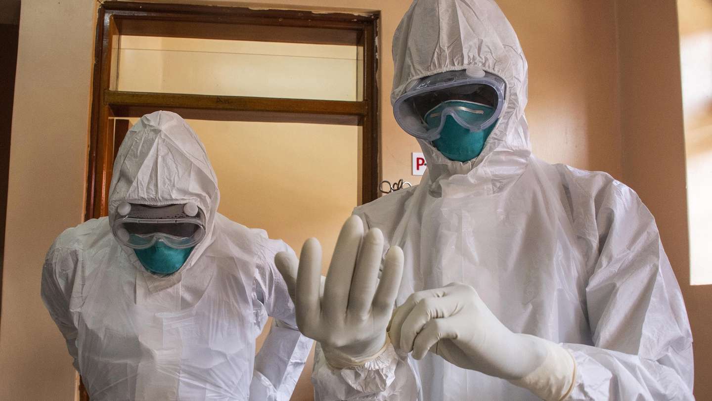 epa10255231 Ugandan doctors wear their Personal Protective Equipments at the Entebbe Regional Referral Hospital Isolation Centre in Entebbe, Uganda, 20 october 2022. A total of 64 positive cases and 24 deaths have so far been confirmed in Uganda since the outbreak of the deadly Ebola virus a month ago in Uganda.  EPA/ISAAC KASAMANI