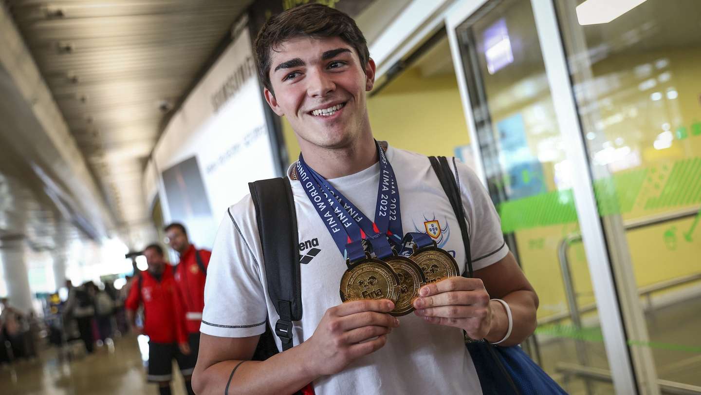 O nadador Português Diogo Ribeiro à chegada ao aeroporto Humberto Delgado, após ter conquistado três medalhas de ouro no mundial de juniores de natação, em Lima no Peru, em Lisboa, 06 de setembro de 2022. RODRIGO ANTUNES/LUSA