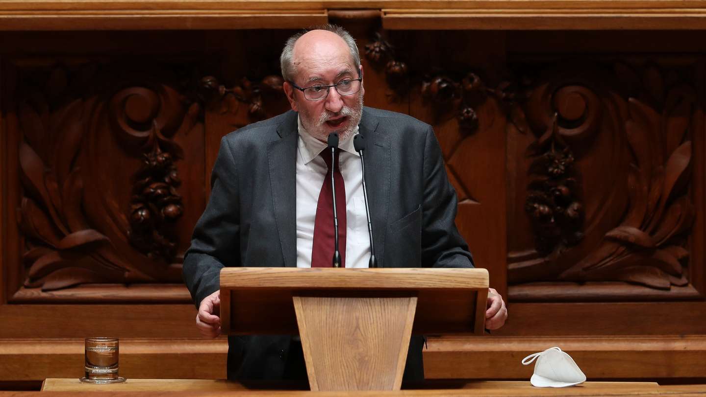 O deputado do Partido Comunista Português (PCP), António Filipe, intervém sobre Lei Orgânica das Bases da Organização das Forças Armadas durante o debate parlamentar na Assembleia da República, em Lisboa, 18 de maio de 2021. MÁRIO CRUZ/LUSA