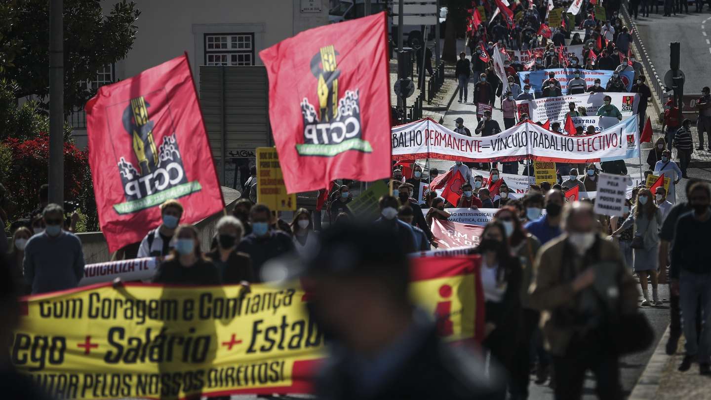Manifestação em defesa do emprego estável e dos diretos dos jovens trabalhadores, contra a precariedade dos contratos a prazo, dos recibos verdes, dos períodos experimentais e das empresas de trabalho temporário, sob o lema "+ Emprego, + Salários, + Estabilidade! Com Coragem e Confiança! Lutar pelos Nossos Direitos! organizada pela CGTP-IN, em arruada do Campo Pequeno até ao Ministério do Trabalho, em Lisboa, 25 de março de 2021. RODRIGO ANTUNES/LUSA