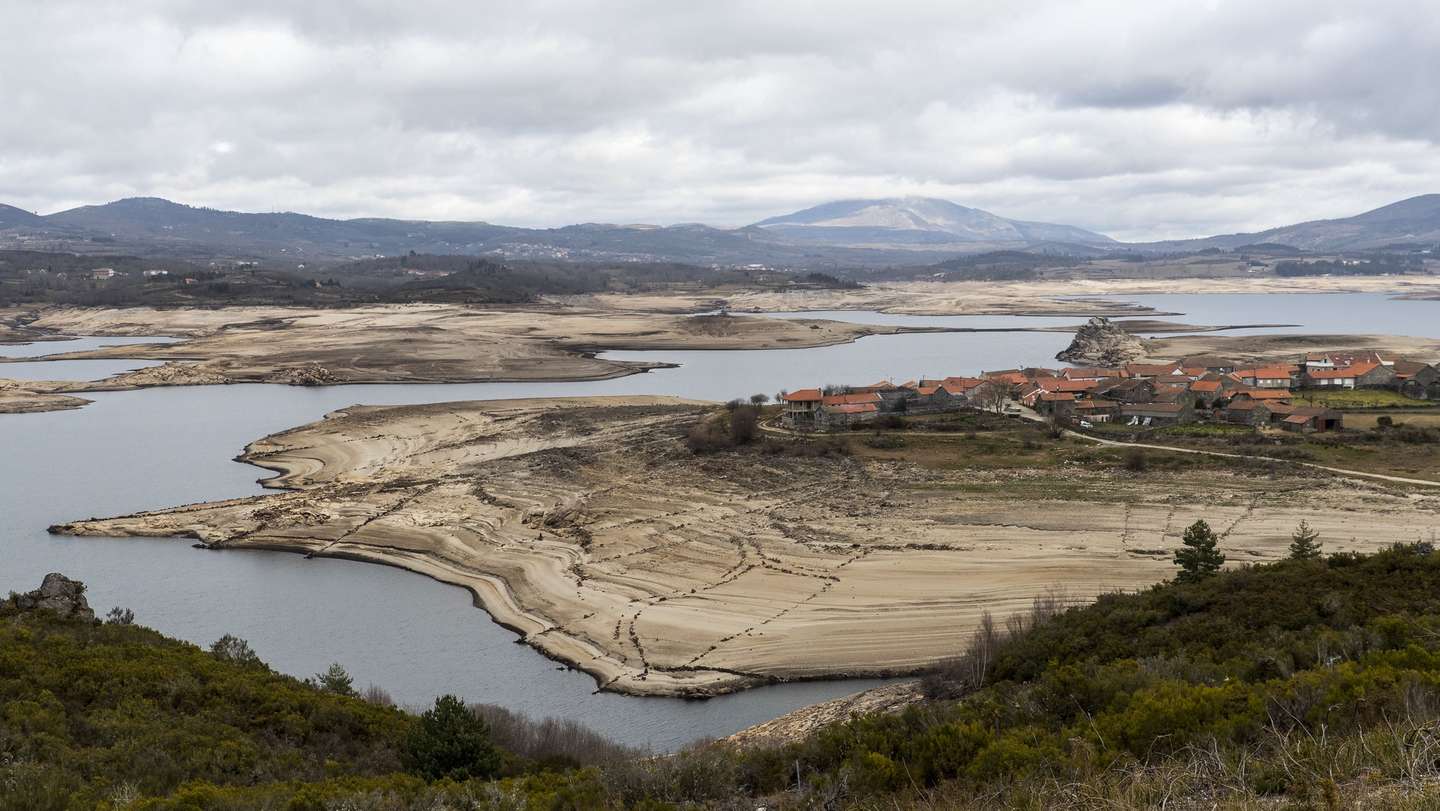Vista da aldeia de Vilarinho de Negrões, na barragem do Alto Rabagão, Montalegre, 04 de fevereiro de 2022. Em Montalegre não há memória de um nível tão baixo de água na barragem do Alto Rabagão, um sinal da seca que preocupa autarcas, população e de quem vive dos negócios impulsionados pela albufeira. JOSÉ COELHO/LUSA