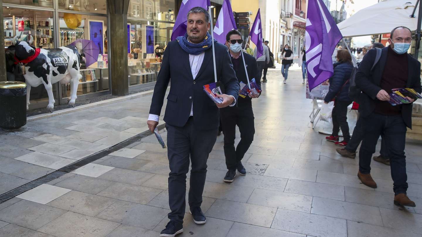 O presidente do Volt, Tiago Matos Gomes (C), acompanhado por elementos do partido, distribui material de campanha durante uma ação de campanha eleitoral para as eleições legislativas 2022, em Coimbra, 19 de janeiro de 2022. Mais de 10 milhões de eleitores residentes em Portugal e no estrangeiro constam dos cadernos eleitorais para a escolha dos 230 deputados à Assembleia da República. PAULO NOVAIS/LUSA