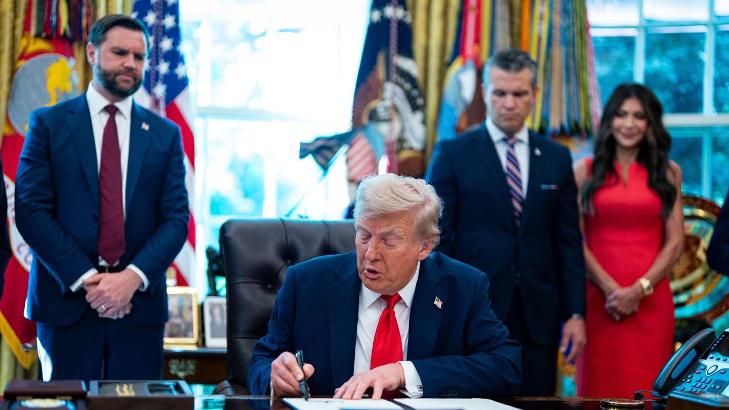 epa12322584 US Vice President JD Vance, US President Donald Trump, Pete Hegseth, US secretary of defense, and Kristi Noem, secretary of the US Department of Homeland Security (DHS), during an executive order signing in the Oval Office of the White House in Washington, DC, USA, 25 August 2025. Trump is signing two executive orders Monday aiming to end cashless bail in Washington and nationwide, marking the latest move in the administration's agenda to crack down on crime.  EPA/Al Drago / POOL