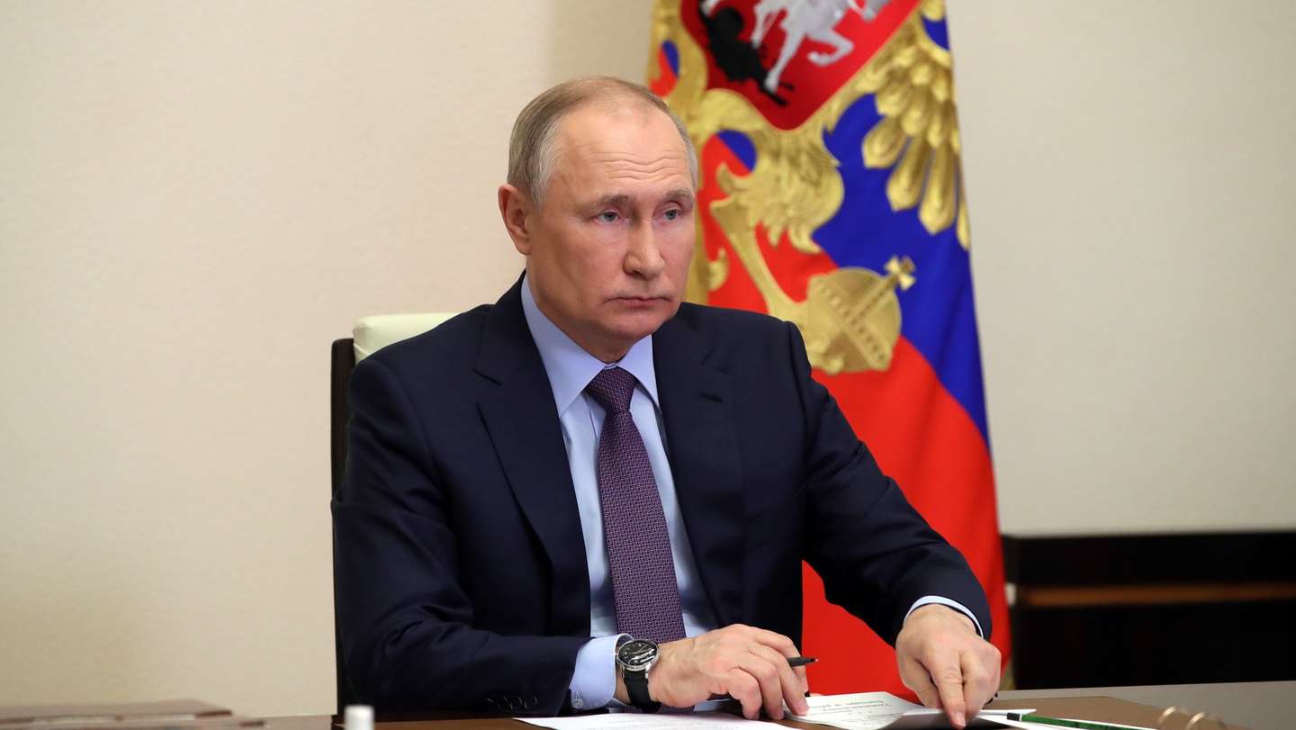 epa09889843 Russian President Vladimir Putin chairs a meeting on the situation in the oil and gas sector via a videoconference at the Novo-Ogaryovo state residence outside Moscow, Russia, 14 April 2022.  EPA/MIKHAIL KLIMENTYEV / KREMLIN POOL / SPUTNIK / POOL MANDATORY CREDIT