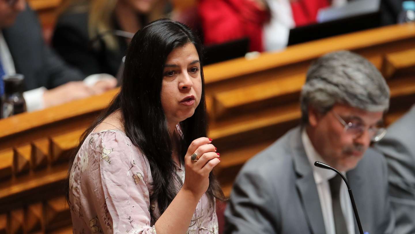 A deputada única do PAN Inês Sousa Real , durante a sessão plenária de debate na especialidade do Orçamento de Estado 2022, na  Assembleia da República, em Lisboa, 23 maio 2022.    MANUEL DE ALMEIDA / LUSA
