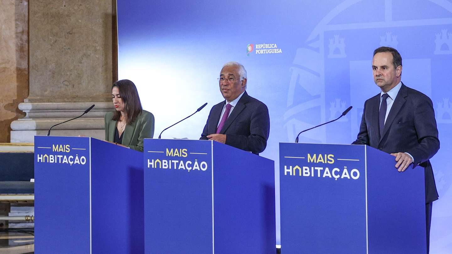 O primeiro-ministro, António Costa (C), acompanhado pela  ministra da Habitação, Marina Gonçalves, e pelo ministro das Finanças, Fernando Medina, durante a conferência de imprensa no final da reunião do Conselho de Ministros, no Palácio da Ajuda, em Lisboa, 16 de fevereiro de 2023. ANTÓNIO COTRIM/LUSA