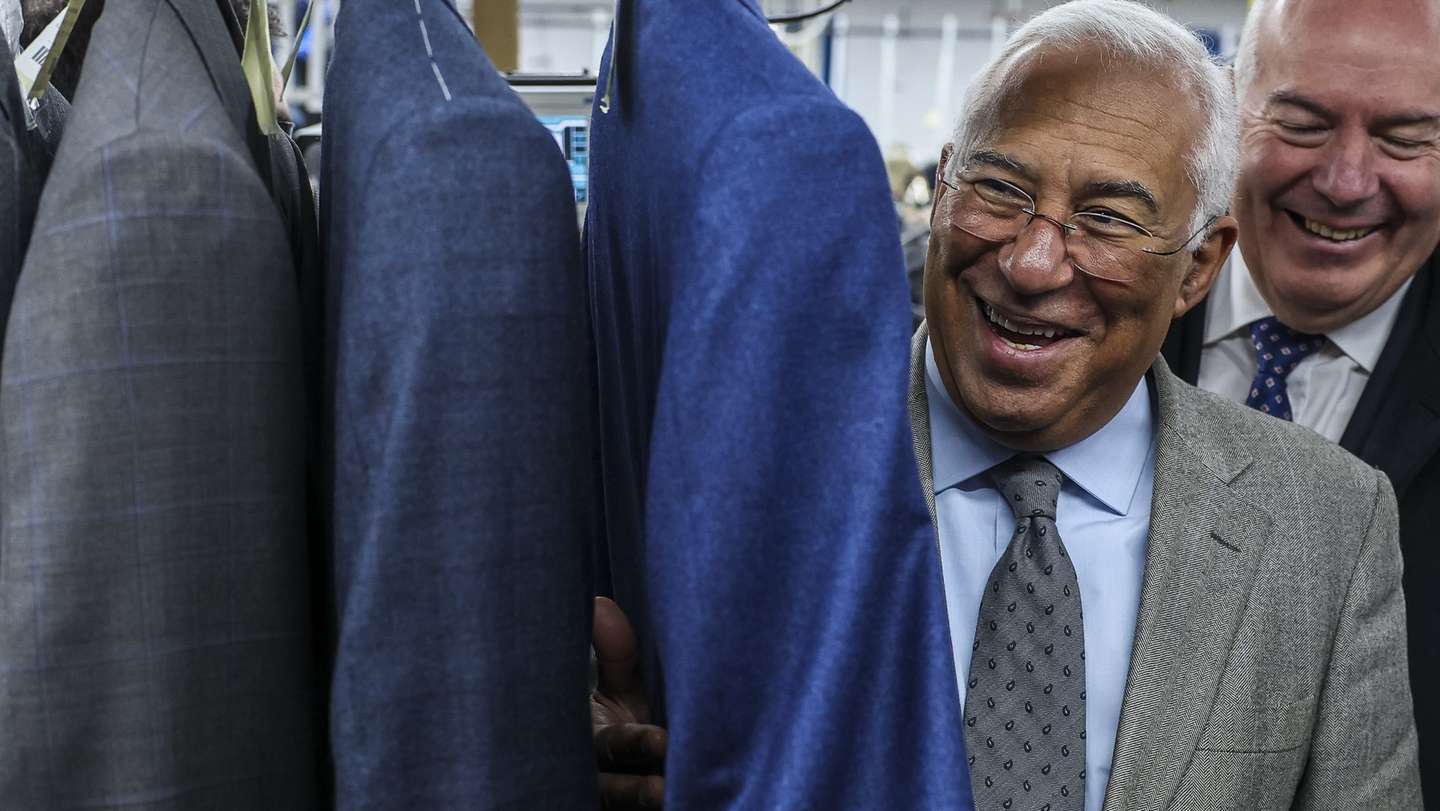 O primeiro-ministro, António Costa (E), acompanhado pelo presidente da Câmara Municipal de Castelo Branco, Leopoldo Rodrigues (D), durante a visita à Dielmar no âmbito da iniciativa “Governo mais próximo”, em Alcains, no distrito de Castelo Branco, 25 de janeiro de 2023. PAULO NOVAIS/LUSA