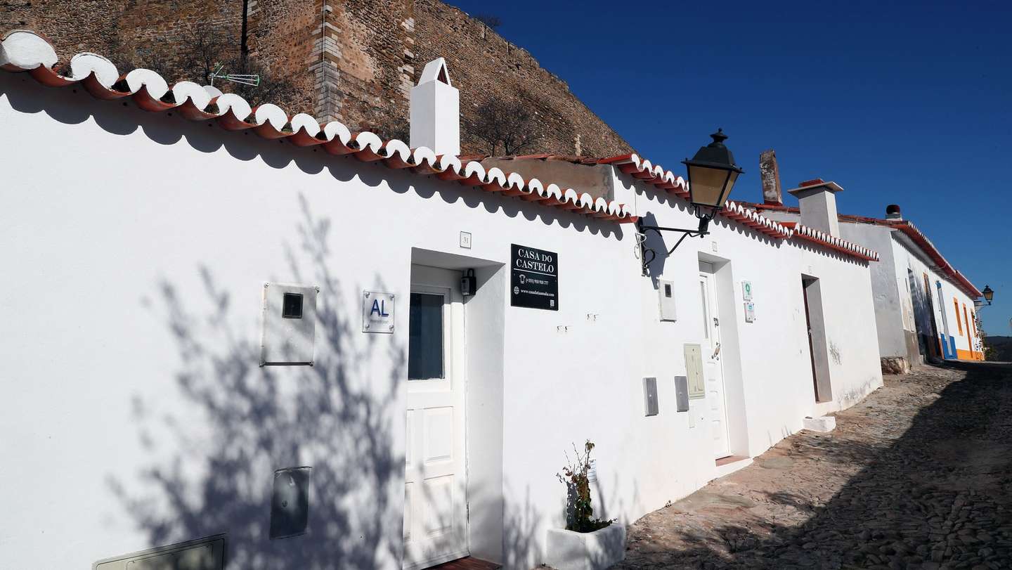 Alojamento local no centro histórico de Mértola com o Castelo ao fundo, Mértola, 11 de janeiro de 2020. NUNO VEIGA/LUSA