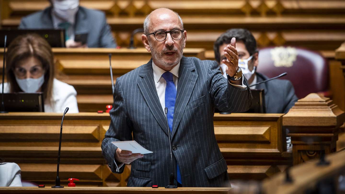 O líder parlamentar do CDS-PP, Telmo Correia, usa da palavra, durante o debate quinzenal, na Assembleia da República, em Lisboa, 03 de junho de 2020. JOSÉ SENA GOULÃO/LUSA