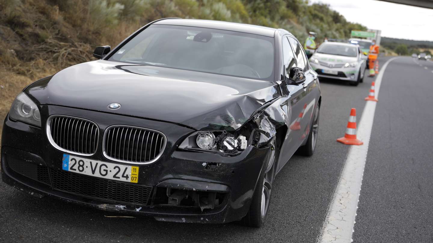 O carro onde seguia o ministro da Administração  Interna, Eduardo Cabrita, estacionado no A6 no seguimento de um acidente que envolveu uma vitima mortal por atropelamento, Évora, 18 de junho de 2021. PAULO CUNHA /LUSA