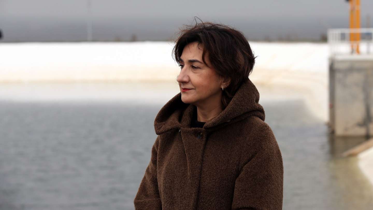 A ministra da Agricultura, Maria do Céu Antunes, observa o novo reservatório do Espinheiro, integrado na Estação Elevatória 2 do Monte Novo, onde foram apresentadas as conclusões do estudo “Regadio 2030 – Levantamento do potencial de desenvolvimento do regadio de iniciativa pública no horizonte de uma década”, Évora, 10 de dezembro de 2021. NUNO VEIGA/LUSA