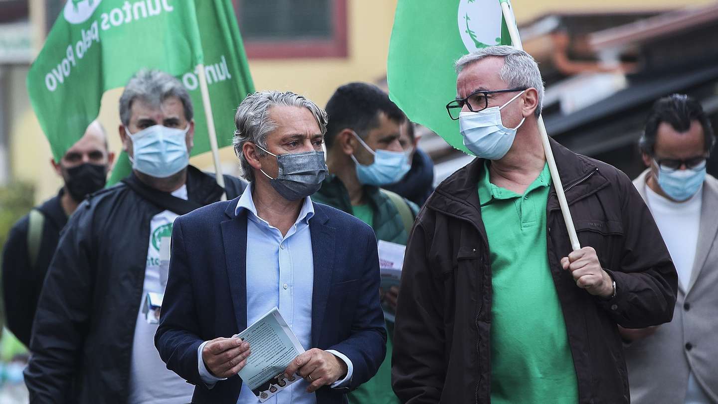 O porta-voz e cabeça de lista do Juntos pelo Povo (JPP), Élvio Sousa (C), durante uma ação de campanha esta tarde no Funchal, 17 de janeiro de 2022. Mais de 10 milhões de eleitores residentes em Portugal e no estrangeiro constam dos cadernos eleitorais para a escolha dos 230 deputados à Assembleia da República. HOMEM DE GOUVEIA/LUSA