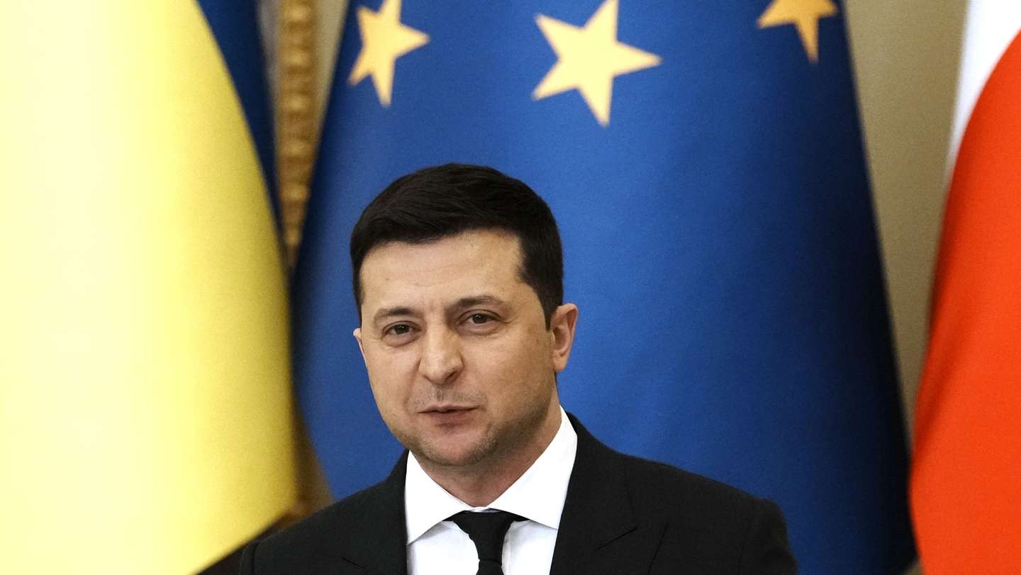 epa09738584 Ukrainian President Volodymyr Zelensky holds a joint press conference with his French counterpart following their talks in Kiev, Ukraine, 08 February 2022. Diplomatic efforts to defuse the tensions around Ukraine continued with French President Macron in Kiev the day after hours of talks with the Russian president in Moscow.  EPA/Thibault Camus / POOL  MAXPPP OUT