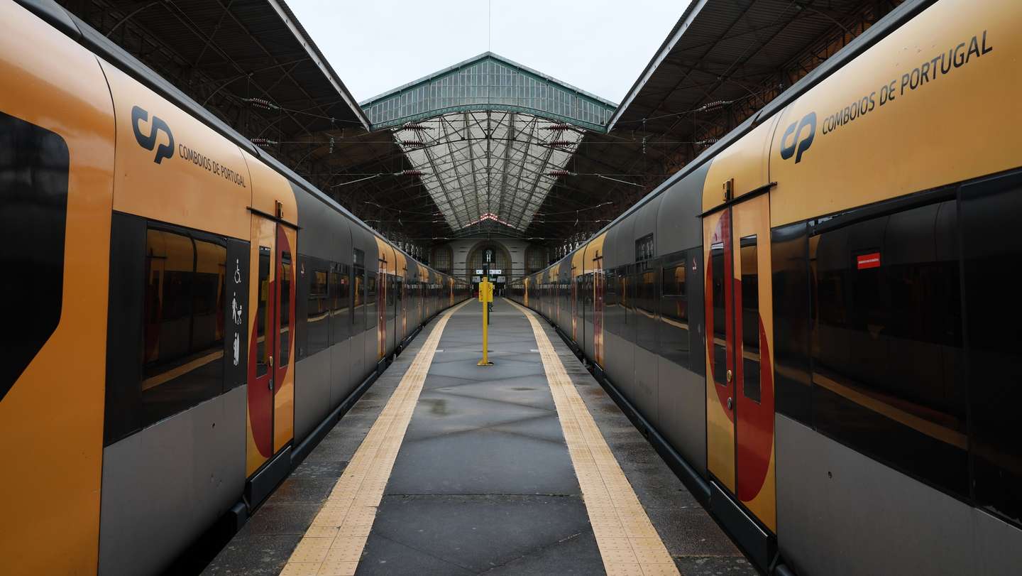 Estação de S. Bento no Porto, 16 de maio 2022. Os trabalhadores da CP – Comboios de Portugal fazem hoje uma greve de 24 horas, para reivindicar aumentos salariais de 90 euros para todos os trabalhadores. ESTELA SILVA/LUSA