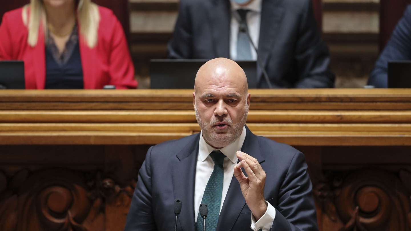 O líder da bancada parlamentar do Partido Social Democrata (PSD), Pedro Mota Pinto, intervém durante a sessão plenária de encerramento da discussão na especialidade da Proposta que aprova o Orçamento do Estado para 2022, na Assembleia da República, em Lisboa, 27 de maio de 2022. O processo do Orçamento do Estado para 2022 (OE2022) termina hoje com a aprovação garantida em votação final global graças à maioria absoluta do PS, após quatro dias de votações e debate na especialidade. MANUEL DE ALMEIDA/LUSA
