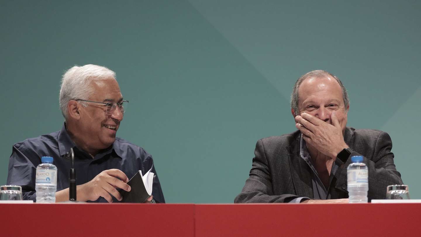 O secretário-geral do Partido Socialista (PS) , António Costa, acompanhado pelo presidente do partido, Carlos César, durante a Reunião da Comissão Nacional do Partido Socialista, para análise da situação política, aprovação do Relatório e Contas de 2021, aprovação do calendário dos Congressos Federativos de 2022 e do Regulamento para a eleição dos presidentes das federações e dos delegados aos Congressos Federativos de 2022. Na reunião, vai ser ainda aprovado o Regulamento para a eleição das presidentes e das Comissões Políticas das estruturas federativas das Mulheres Socialistas-Igualdade e Direitos (MS-ID), e a deliberação sobre proposta de recomendação de datas para a realização das eleições das Comissões Políticas Concelhias e Secções e das estruturas concelhias das MS-ID. Ílhavo, 9 Julho 2022. MANUEL FERNANDO ARAUJO / LUSA