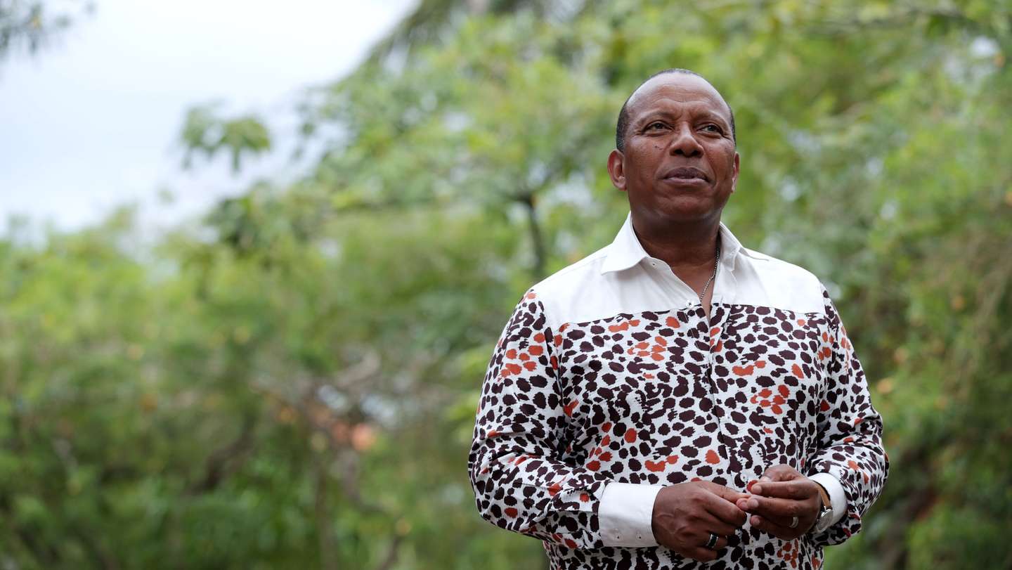 O primeiro-ministro eleito são-tomense, Patrice Trovoada, acredita que o país poderá vir a debater uma reforma constitucional para instalar um regime presidencialista, conferindo poder executivo ao chefe de Estado, mas garantiu que não se trata de uma “ambição pessoal”, São Tomé, 28 de setembro 2022. “Estou convencido que o escrutínio maioritário, direto, que elege o Presidente da República e que lhe dá também uma fonte de legitimação popular - ele é eleito diretamente pelo povo -, mas que lhe retira qualquer tipo de poder executivo de transformar ou de aplicar um projeto da sociedade, tem de ser revisto”, defendeu, em entrevista à Lusa, Patrice Trovoada, líder da Ação Democrática Independente (ADI), partido mais votado nas eleições legislativas de 25 de setembro. (ACOMPANHA TEXTO). ESTELA SILVA/LUSA