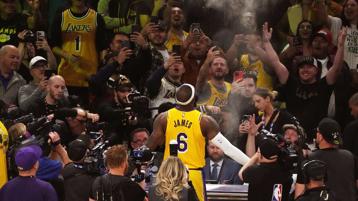 epa10453846 Fans take photos as Los Angeles Lakers forward LeBron James (C) throws chalk dust up in the air before the first half of the NBA basketball game between the Los Angeles Lakers and Oklahoma City Thunder at the Crypto.com Arena in Los Angeles, California, USA, 07 February 2023.  EPA/ALLISON DINNER SHUTTERSTOCK OUT