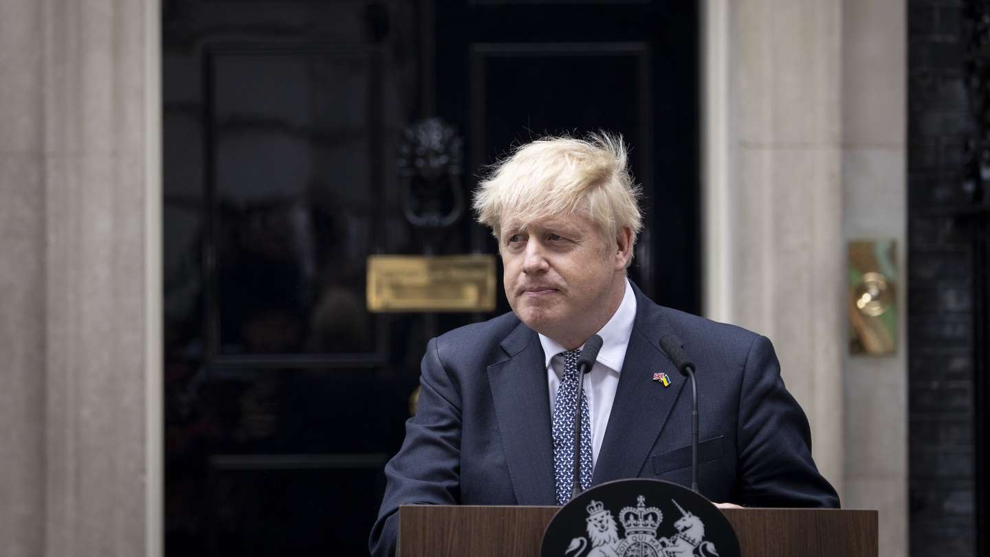 epa10056989 British Prime Minister Boris Johnson announces his resignation as leader of the Conservative Party in Downing Street, London, Britain, 07 July 2022. Johnson resigned as Tory Party leader after he lost support in his own government and party. He is expected to stay in post until a successor is elected, expected to be in the autumn.  EPA/TOLGA AKMEN