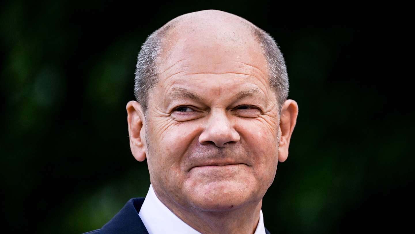 epa10051769 German Chancellor Olaf Scholz during a press statement after the Concerted Action meeting with business leaders and labor unions to discuss ways to fight inflation, Berlin, Germany, 04 July 2022.  EPA/FILIP SINGER