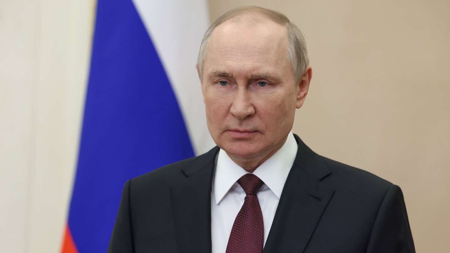 epa10298067 Russian President Vladimir Putin congratulates personnel and veterans of the Russia's Interior Ministry agencies on their professional holiday, in Moscow, Russia, 10 November 2022.  EPA/MIKHAIL METZEL / KREMLIN POOL / SPUTNIK MANDATORY CREDIT